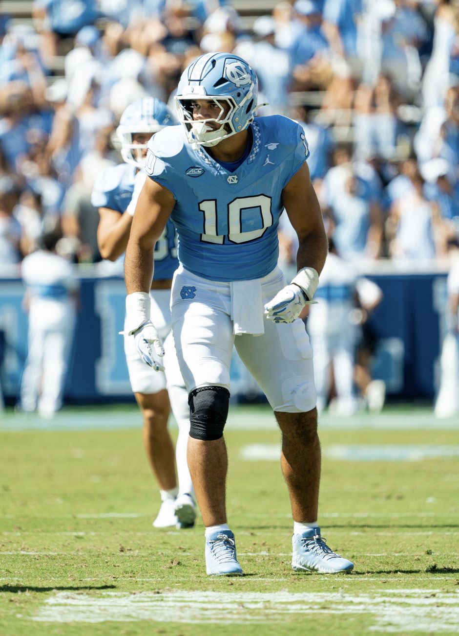 Pryce Yates in a North Carolina #10 jersey lined up at outside linebacker